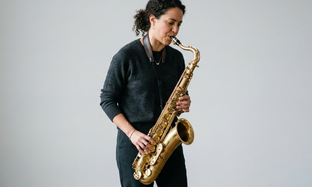 tocar saxofon